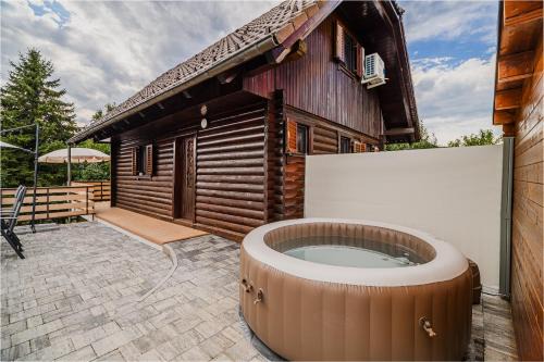 Brezice House | Log Cabin Vista View with Seasonal Hot Tub