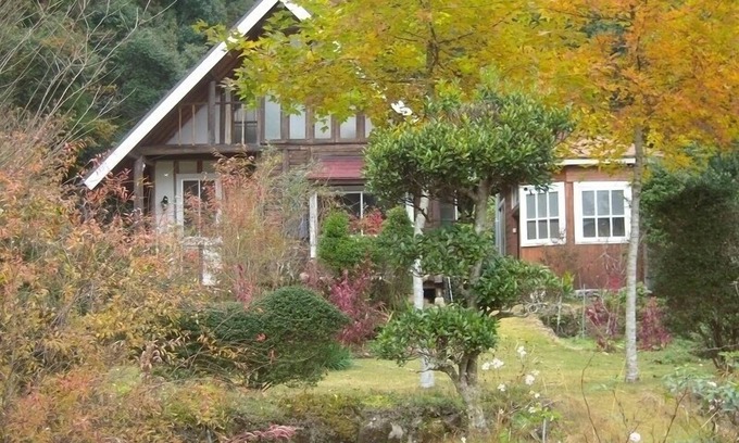Hata-gun Cottage | Log guest house with wide lawn garden