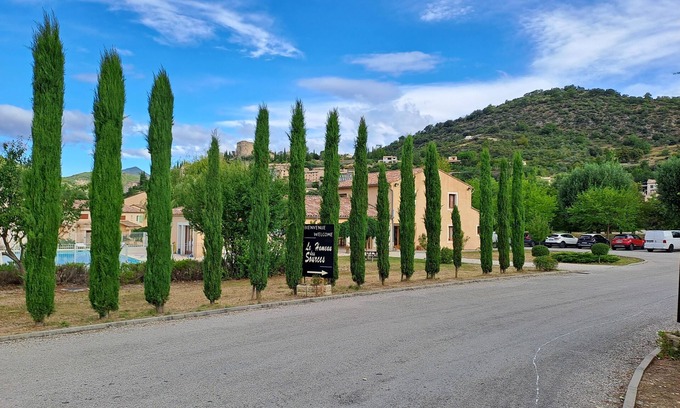 Montbrun-les-Bains Apartment | Logement 2 Chambres, Entièrement Rénové, Dans Résidence Avec Piscine
