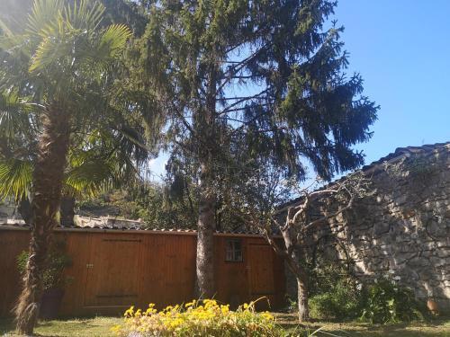 Charmes-sur-Rhone Apartment | Logement cosy verdoyant RDC avec piscine