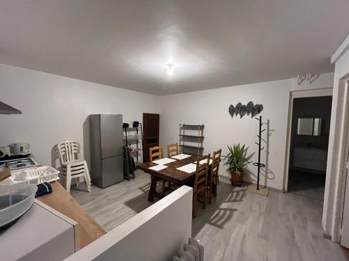 Bagnoles-de-l'Orne House | Logement sous maison habitée en face de la foret petite cour