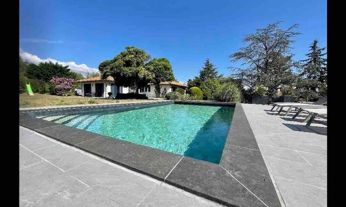 Alix Apartment | Logements chaleureux dans Maison avec piscine à 35 min de LYON