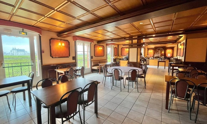 Saint-Pere-sur-Loire Hotel | Logis Hôtel Sully le Château