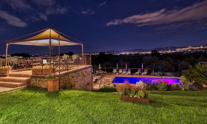 Cannara Apartment | L’Olmo Agriturismo di charme -The Sunset suite with breathtaking view of Assisi.