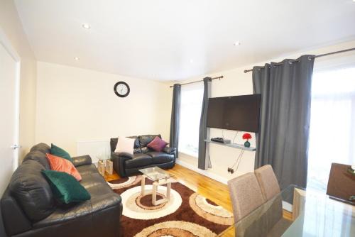 Leabridge Apartment | London Modern 4 Bedroom Apartment