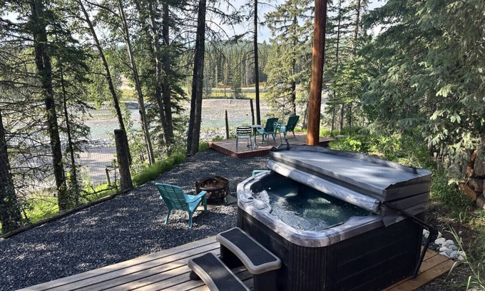 Bragg Creek Cabin | Longhorn Cabin at Restart Ranch - hottub - river