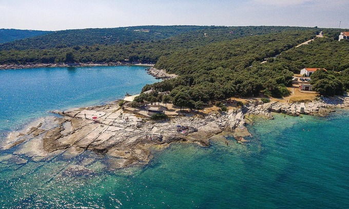 Pavicini Apartment | Look forward to a wonderful vacation in this inviting apartment near the sea.