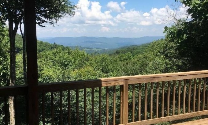 Charter Hills House | Lookout Lodge | Cozy Mountain Retreat with Game Room & Deck