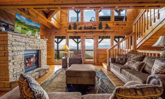 Gatlinburg - Pigeon Forge Cabin | Lookout Lodge offers a breathtaking view of the Great Smoky Mountains!