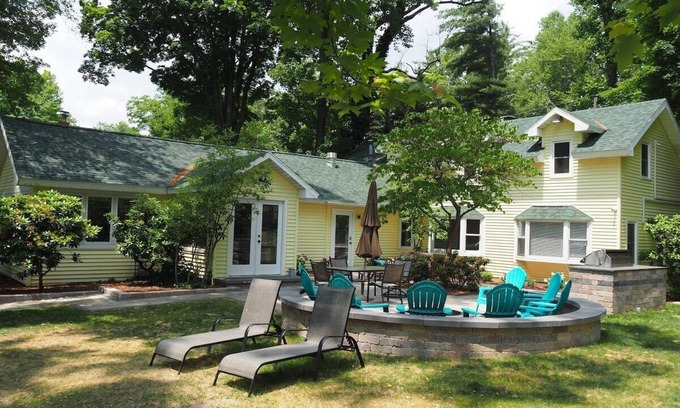 Sister Lakes House | Lorlee - A Large and Luxurious Lakefront Cottage!