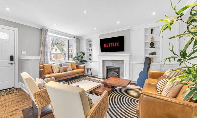 Clarkson House | Lorne Park Home, 20 Mins From Toronto