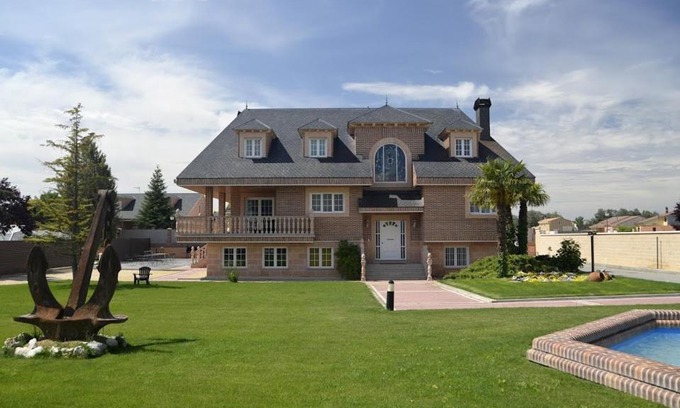 Nava de la Asuncion House | Los Olivos