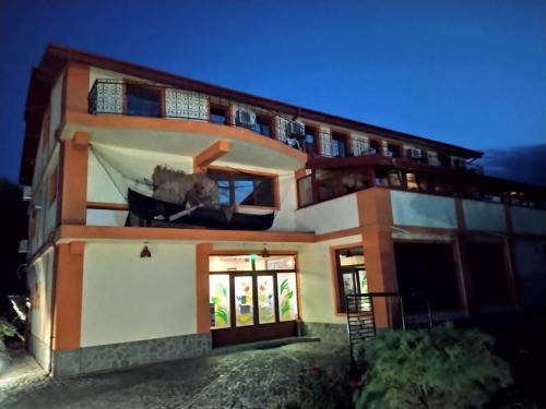Sud-Est Hotel | Lotca Fermecată - Lotka Fermecată