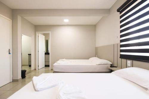 Guarapuava Apartment | Lou Suítes - Suíte 9 com 2 camas de casal - total confort