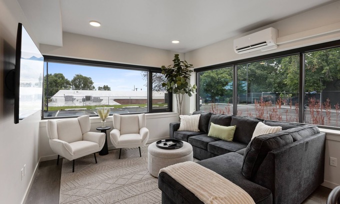 Cliff - Cannon Apartment | Lounge in Luxury with Free Parking