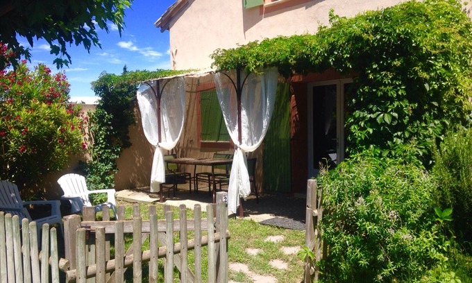 Saint-Saturnin-les-Avignon Cottage | Lovely 2 to 4 person rental, private pool 5000m2, 12km from Avignon