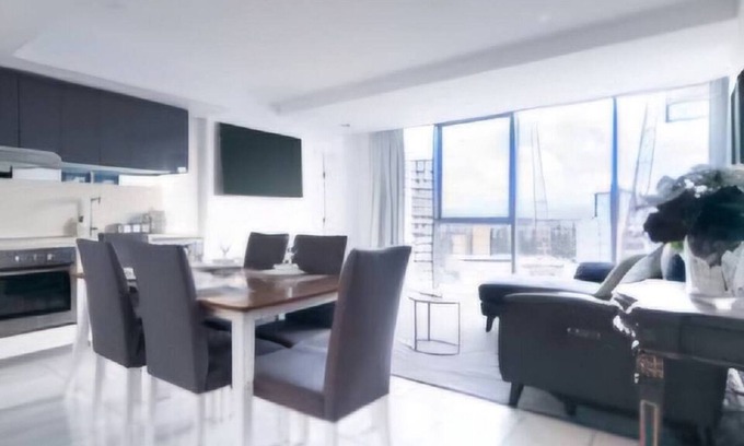 Surfers Paradise Apartment | Lovely 2 bedroom apartment in Surfers Paradise.