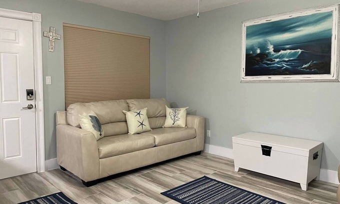 Holiday Isle Condo | Lovely 2 Bedroom condo in Destin + private balcony n