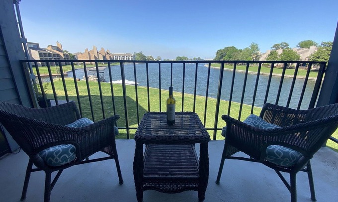 Walden on Lake Conroe Condo | Lovely 2b/2b Condo With Great Lake Conroe View!