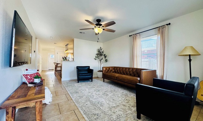 Manor House | Lovely 3BR w/King Bed,15 Min from Downtown Austin