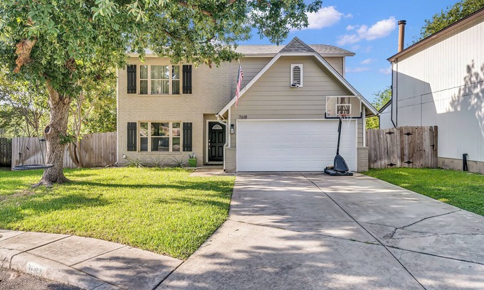 Parkwood House | Lovely 4-bedroom house with a pool in San Antonio