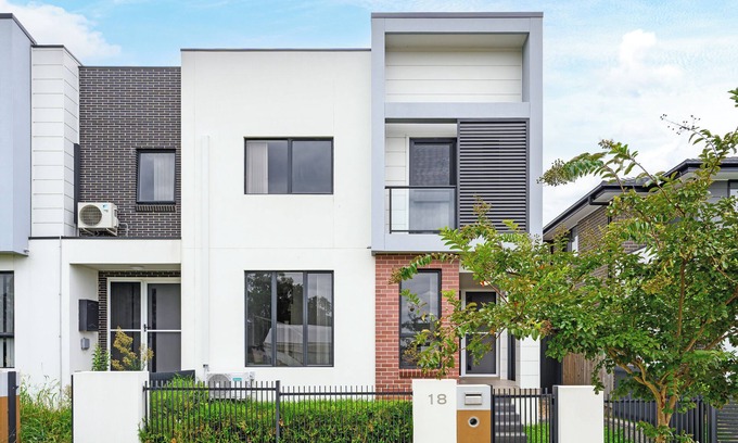 Austral House | Lovely 4BR Austral Retreat Close to Station For 10 Guests