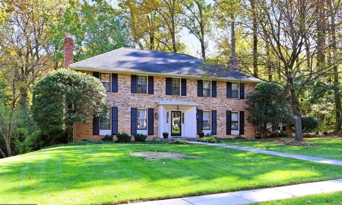 West Falls Church House | Lovely 6B Home w POOL on Wooded Lot 20 Minutes From DC