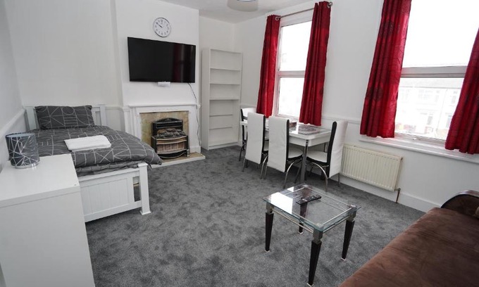 Loxford Apartment | Lovely and spacious Apt Near Barking Station