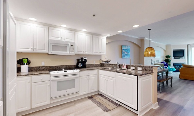 Midtown Ocean City Condo | Lovely and Spacious Home in Oceanfront Building w/Shared Pool & Hot Tub, AC