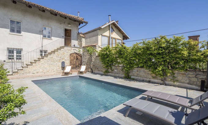 Monforte d'Alba Apartment | Lovely apartment for 4 people with pool, WIFI and terrace, close to Alba
