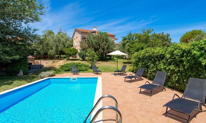 Milohnici Apartment | Lovely apartment for 5 people with A/C, pool, WIFI, TV, terrace and pets allowed