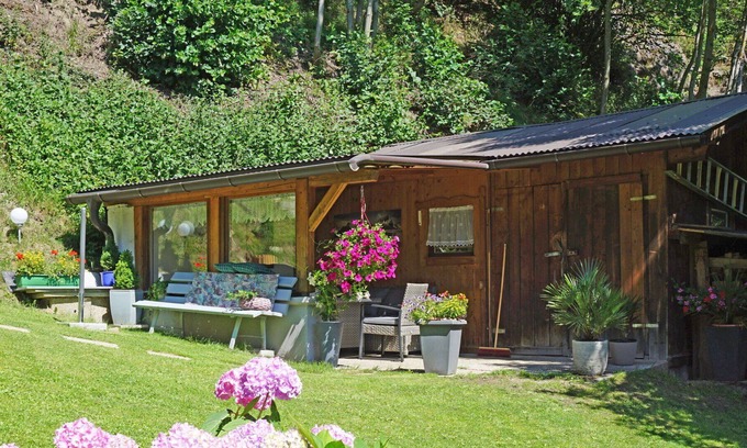 Wenns Apartment | Lovely apartment for 6 people with WIFI, TV, patio, pets allowed and parking