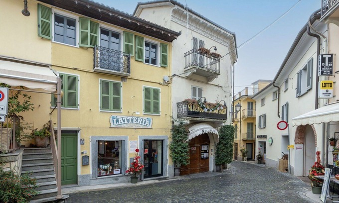 Cocconato Apartment | Lovely apartment for 4 people with WIFI, A/C, TV, balcony and pets allowed