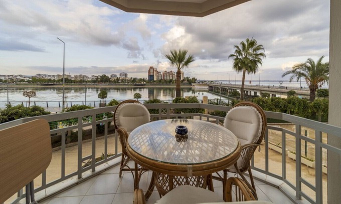 Liman Mahallesi Apartment | Lovely Apartment with Shared Pool in Konyaalti