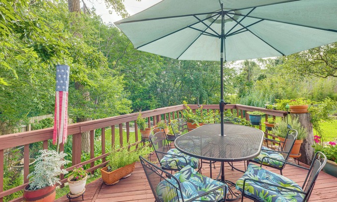 College Station Cottage | Lovely Bryan Home w/Deck - 4 Mi to Kyle Field!