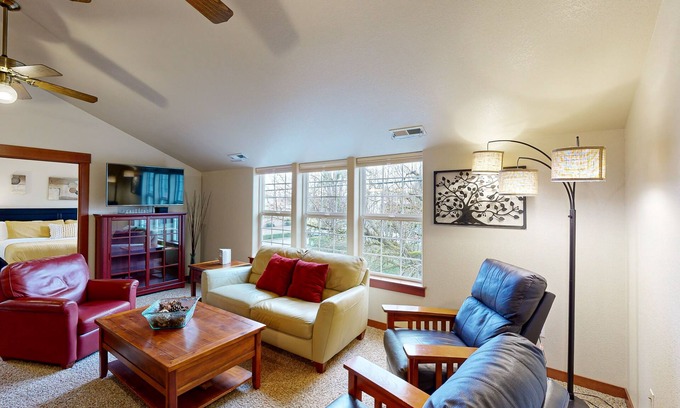 McMinnville Apartment | Lovely condo near downtown activities w/central AC, WiFi, & private washer/dryer