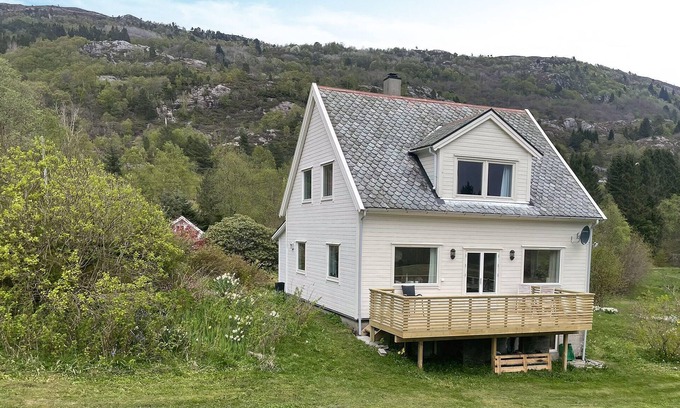 Hyllestad House | Lovely home in Sørbøvåg