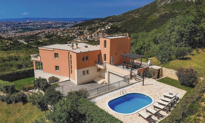 Klis House | Lovely home in Solin with sauna