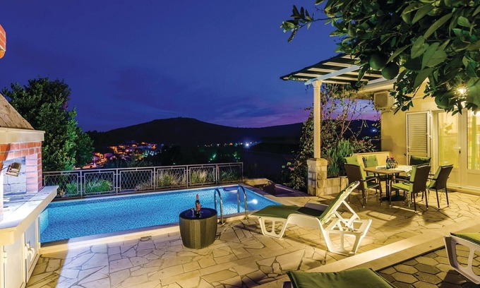 Zupa dubrovacka House | Lovely home in Srebreno with kitchen