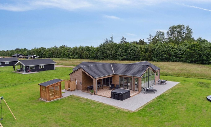 Bøtø By House | Lovely home in Væggerløse with kitchen