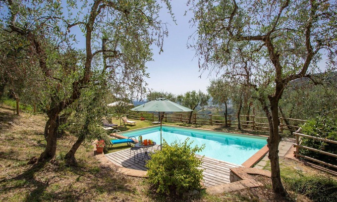 Mastiano Villa | Lovely apartment in villa with WIFI, pool, TV, patio, pets allowed, panoramic view, close to Lucca
