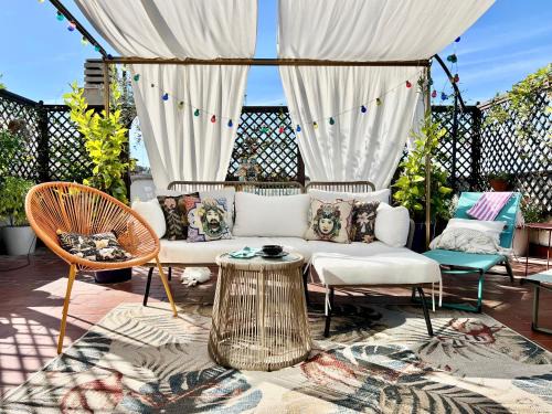 Monteverde Nuovo Apartment | Lovely mid-century apartment with stunning terrace