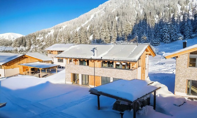 Sankt Lambrecht House | Lovely ski in-ski out lodge with a carport