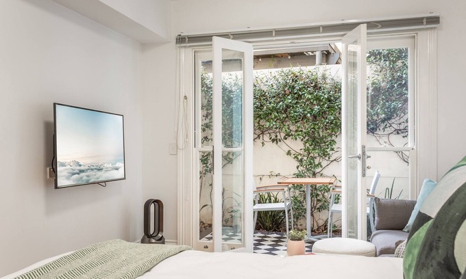 Lewisham Apartment | Lovely Studio with Patio 25 min from Sydney CBD