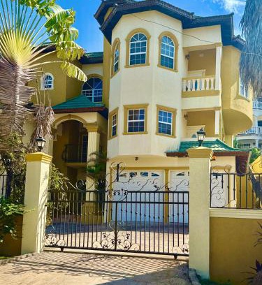 West Gate Hills Apartment | Lovely three bedroom condo with close beach access