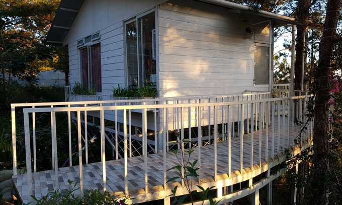 Da Lat House | Lovely Treehouse with 2 queen beds, restroom, small kitchen, balcony forest view