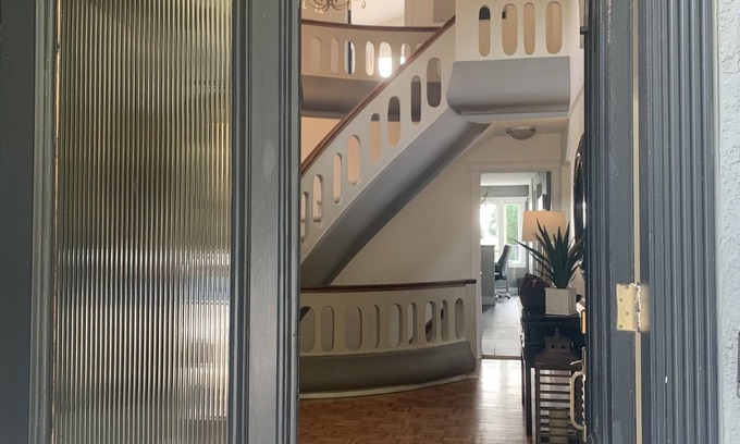 Cordova Bay House | Lovely upper home in fabulous location steps to sandy beach ocean views