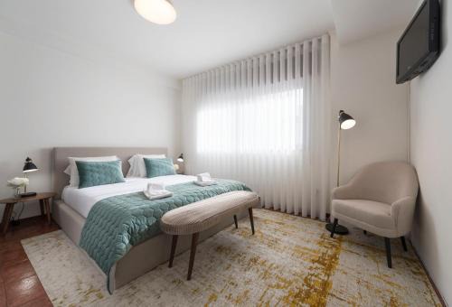 Santa Marinha Apartment | LovelyStay - Newly Decorated 2BR Flat with Free Parking