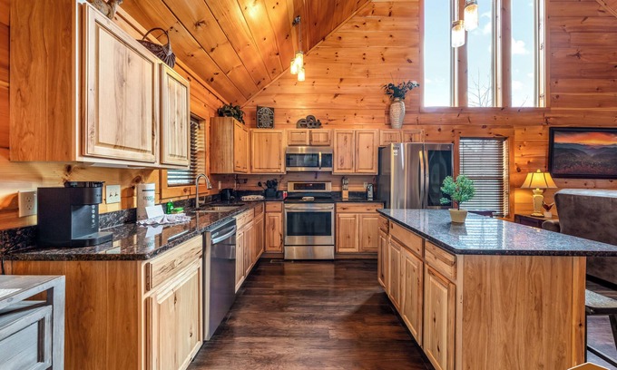 Gatlinburg - Pigeon Forge Cabin | Lovers Suite by Ghosal Luxury Lodging