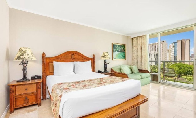 McCully - Moiliili Apartment | Luana Waikiki Hotel & Suites